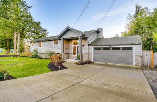 Silver Lake House | Lakefront Gem Balcony, Fire Pit and Yard in Everett