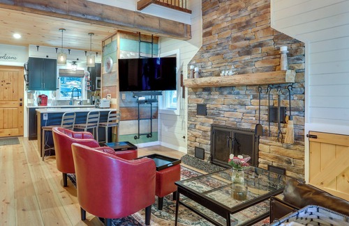 Greentown Cottage | Lakefront Gem w/Hot Tub & Boat Dock in Greentown