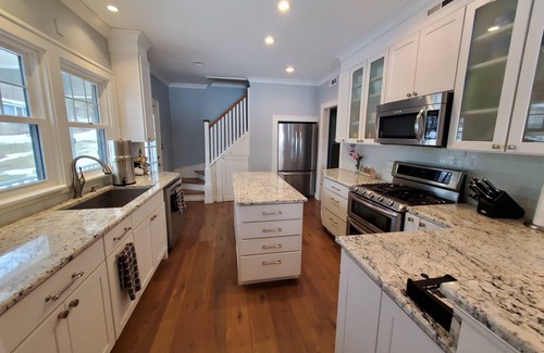 Perry House | Lakefront getaway perfect for 2-3 families traveling together sleeps17+ guests