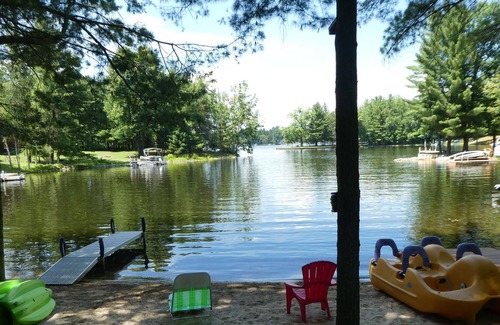 Gladwin House | Lakefront Getaway! Private Beach, Kayaks, paddle boat, dock & more 🎣 ☃️🛷👙☀️
