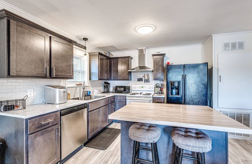 Hoyt Cabin | Lakefront Getaway w boat slip, Sandy Beach, 2 Living Rooms. Sleeps 12