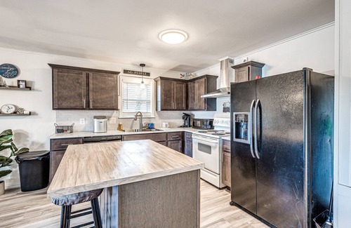 Hoyt Cabin | Lakefront Getaway w boat slip, Sandy Beach, 2 Living Rooms. Sleeps 12