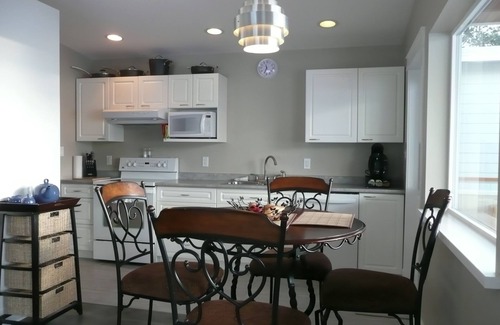 Central Okanagan House | Lakefront Guest House - Two bedrooms and two bathrooms