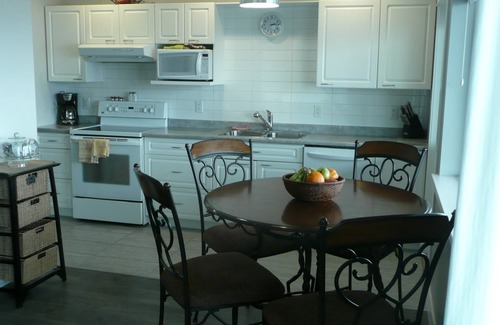 Central Okanagan House | Lakefront Guest House - Two bedrooms and two bathrooms