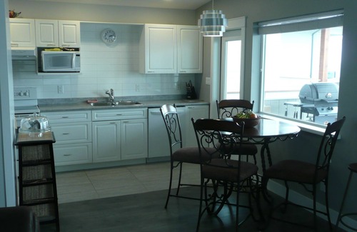 Central Okanagan House | Lakefront Guest House - Two bedrooms and two bathrooms