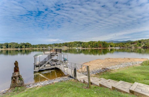 Hayesville House | Lakefront Hayesville Retreat with Private Swim Dock