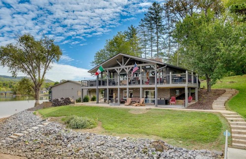 Hayesville House | Lakefront Hayesville Retreat with Private Swim Dock