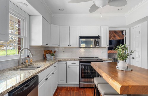 Williamstown House | Lakefront + Hiking Trail + Huge Family Friendly House + near Ark Encounter