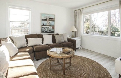 South Central House | LAKEFRONT HOME! 4 Bedrooms - A Short Walk to Downtown Kelowna