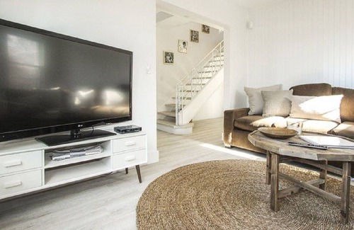 South Central House | LAKEFRONT HOME! 4 Bedrooms - A Short Walk to Downtown Kelowna