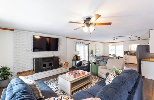 Grove Villa | Lakefront Home on Grand Lake in Grove – Dock, 10 Beds, Game Room, Honey Creek