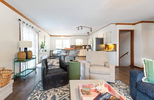 Grove Villa | Lakefront Home on Grand Lake in Grove – Dock, 10 Beds, Game Room, Honey Creek