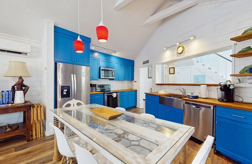 Kingsland House | Lakefront home on water with great views, boat dock, al fresco dining, and WiFi