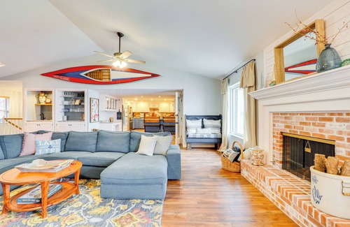 Grove House | Lakefront Home w/Private Dock in Grove