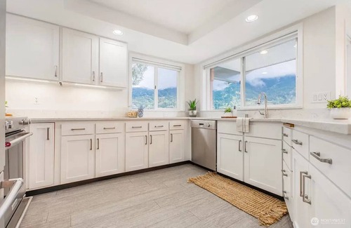 Bellingham House | LAKEFRONT HOME with dock! 10 minutes to town, near Gailbraith mountain biking.