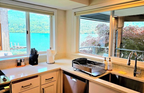 Bellingham House | LAKEFRONT HOME with dock! 10 minutes to town, near Gailbraith mountain biking.