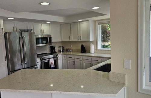 Bellingham House | LAKEFRONT HOME with dock! 10 minutes to town, near Gailbraith mountain biking.