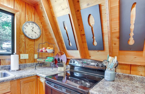 Innsbrook Cabin | Lakefront Innsbrook Chalet: Hot Tub + Fire Pit!