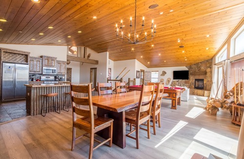 Patton Cabin | Lakefront Lodge by AvantStay | Direct Access to Big Bear Lake | Hot Tub + Views