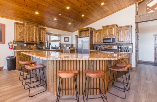 Patton Cabin | Lakefront Lodge by AvantStay | Direct Access to Big Bear Lake | Hot Tub + Views