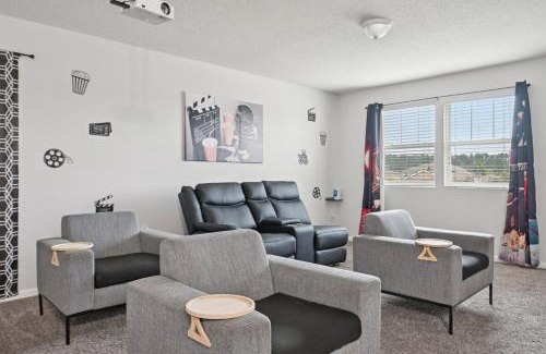 Northside House | Lakefront Luxury Retreat 5BR