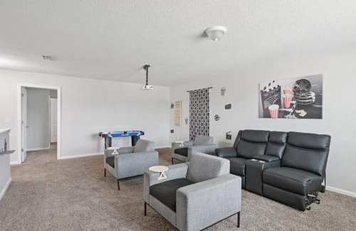 Northside House | Lakefront Luxury Retreat 5BR