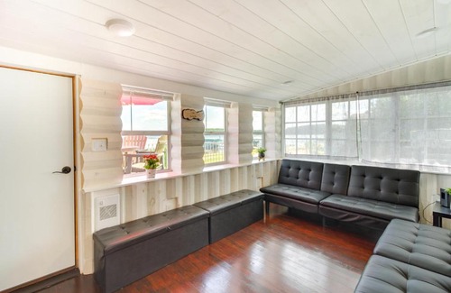 Motley House | Lakefront Motley Cabin with Private Deck and Dock!