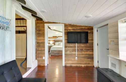 Motley House | Lakefront Motley Cabin with Private Deck and Dock!