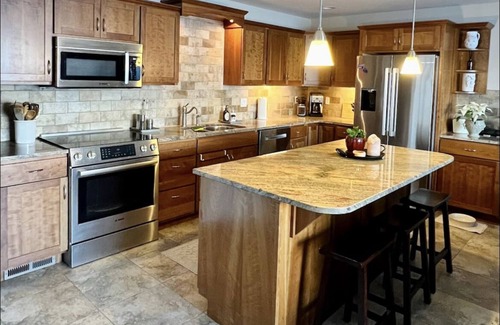 Chelan House | Lakefront Paradise- Walk to Town, Views, Private Beach, Lakeside