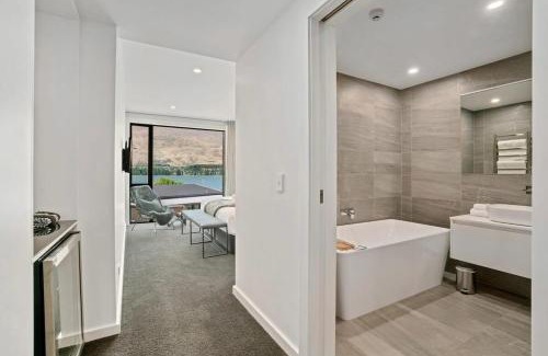 Wanaka Hotel | Lakefront Premier Studio