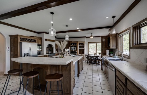 Hot Springs House | Lakefront Retreat Bonfire Nights w/S’mores, Ping Pong, Shuffleboard & More!