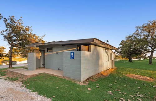 Madill RV Rental | Lakefront RV spot- Peaceful & breathtaking views, ideal for relax and recharge!