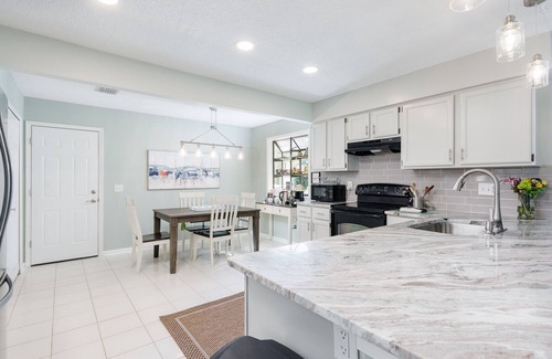 Golden Glades - The Woods House | ★Lakefront & Spacious★ CasperBeds-10min Beach/Mayo