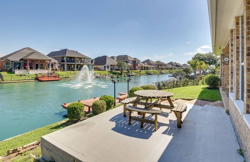 Sydney Harbour Cottage | Lakefront Texas Abode w/ Pool Table & Private Dock