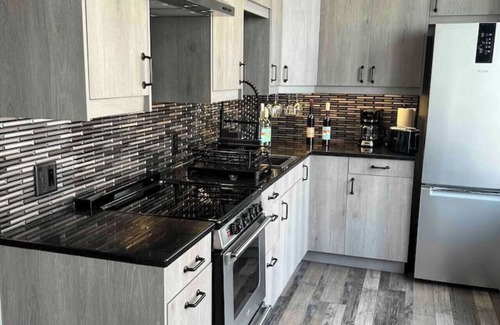 Fountain City Apartment | Lakefront vacation home with kitchen and balcony