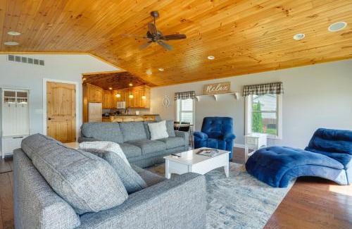 Howe House | Lakefront Vacation Rental about 10 Mi to Shipshewana!