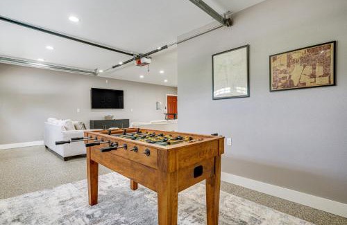 Howe House | Lakefront Vacation Rental about 10 Mi to Shipshewana!