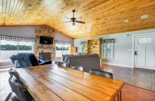 Howe House | Lakefront Vacation Rental about 10 Mi to Shipshewana!