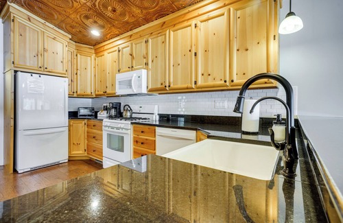 Howe House | Lakefront Vacation Rental ~ 10 Mi to Shipshewana!