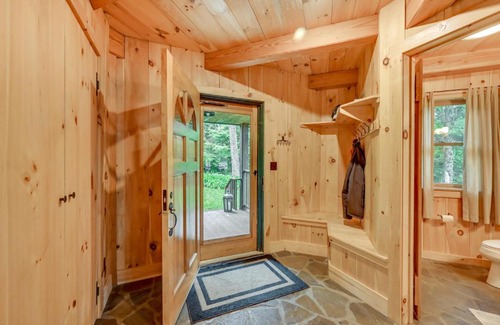 Westhampton House | Lakefront Westhampton Cabin with Beach and Kayaks!