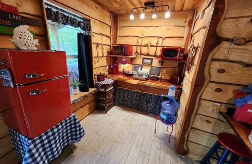 Avinger Cabin | Lakefront with awesome sunsets.