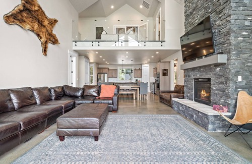 Tamarack Resort House | -Lakehouse-Lake Tramp-Hot Tub-Sauna-Climbing Wall