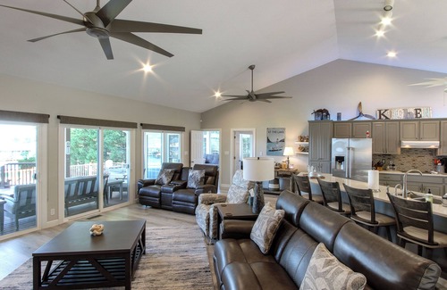 Cross Hill House | Lakehouse Landing - Hot tub + Outdoor Kitchen + Stunning sunsets