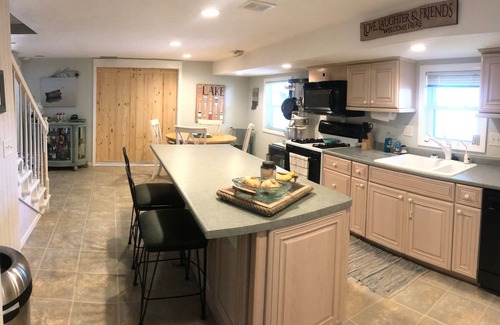 Stroh Cottage | Lakehouse on beautiful Big Long Lake