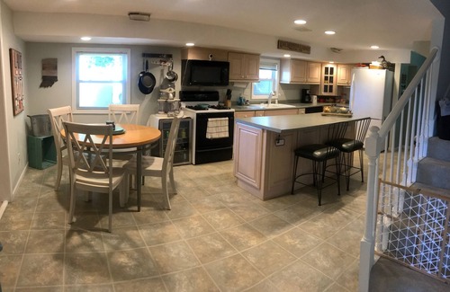 Stroh Cottage | Lakehouse on beautiful Big Long Lake