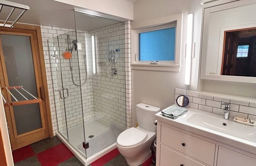 Marysville House | Lakes Edge House with Steam Sauna