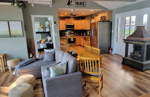 Cadiz Cottage | Lakeshore Cottage in Cadiz, Ky has waterfront panoramic views of Lake Barkley!