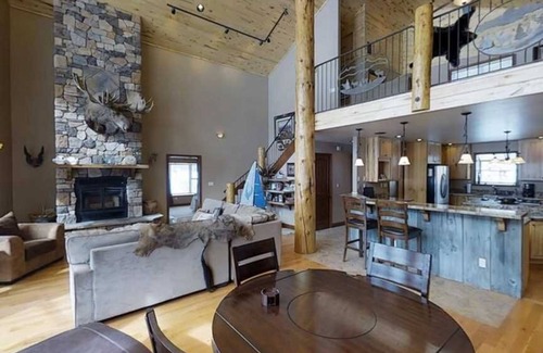 Lake City House | Lakeshore Manor - Picturesque Lakefront House on Beautiful Lake San Cristobal