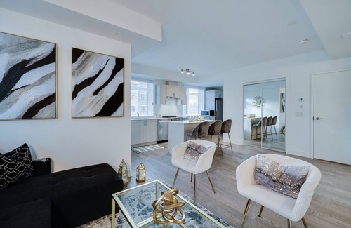 Lakeview House | LAKESHORE Port Credit Is One Of The Few Truly Walk Able area In Mississauga.