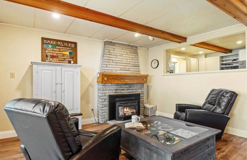 Dashwood Cottage | Lakeshore Sunsets - King Bed, Hot tub!